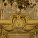 Tramite un elegante porta, sovrastata da un sontuoso architrave...

